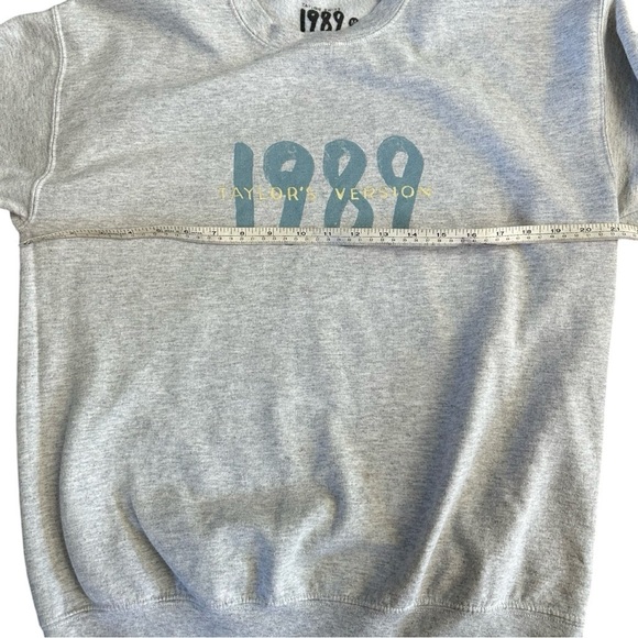 Taylor Swift TS 1989 Spotify Grey Crew Sweatshirt - Picture 4 of 8